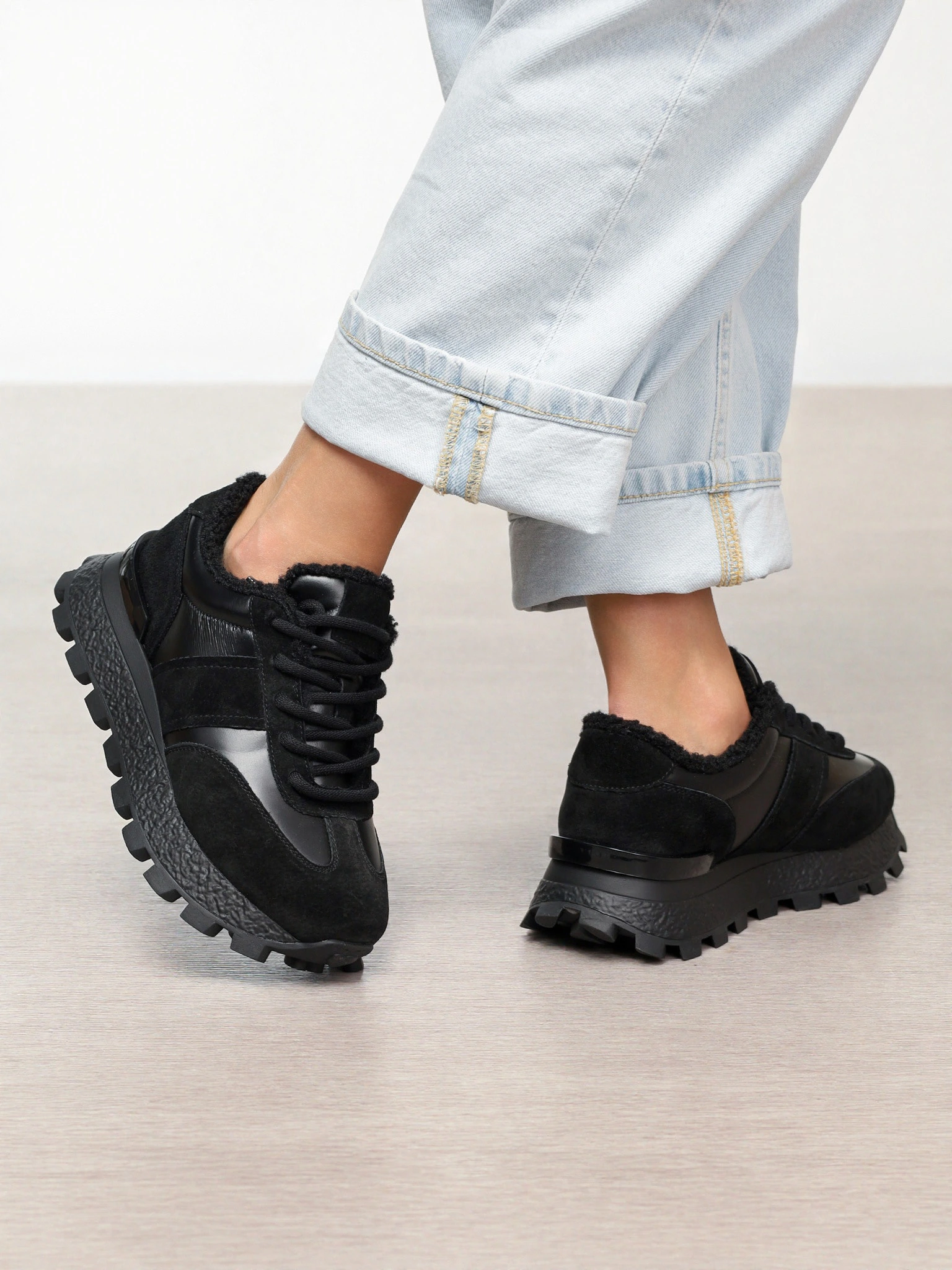 Кроссовки комбинированные черного цвета на рельефной подошве